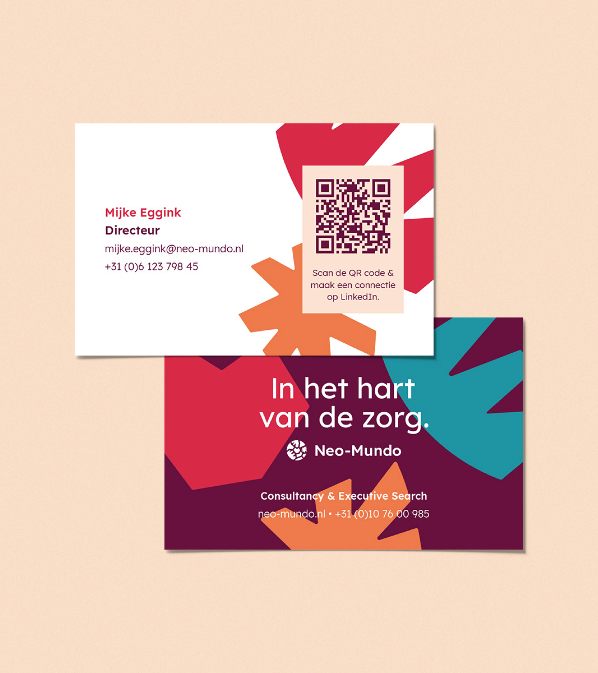 Neo-Mundo-04 A photo with two business cards laying on top of each other, one showing the front, the other the back